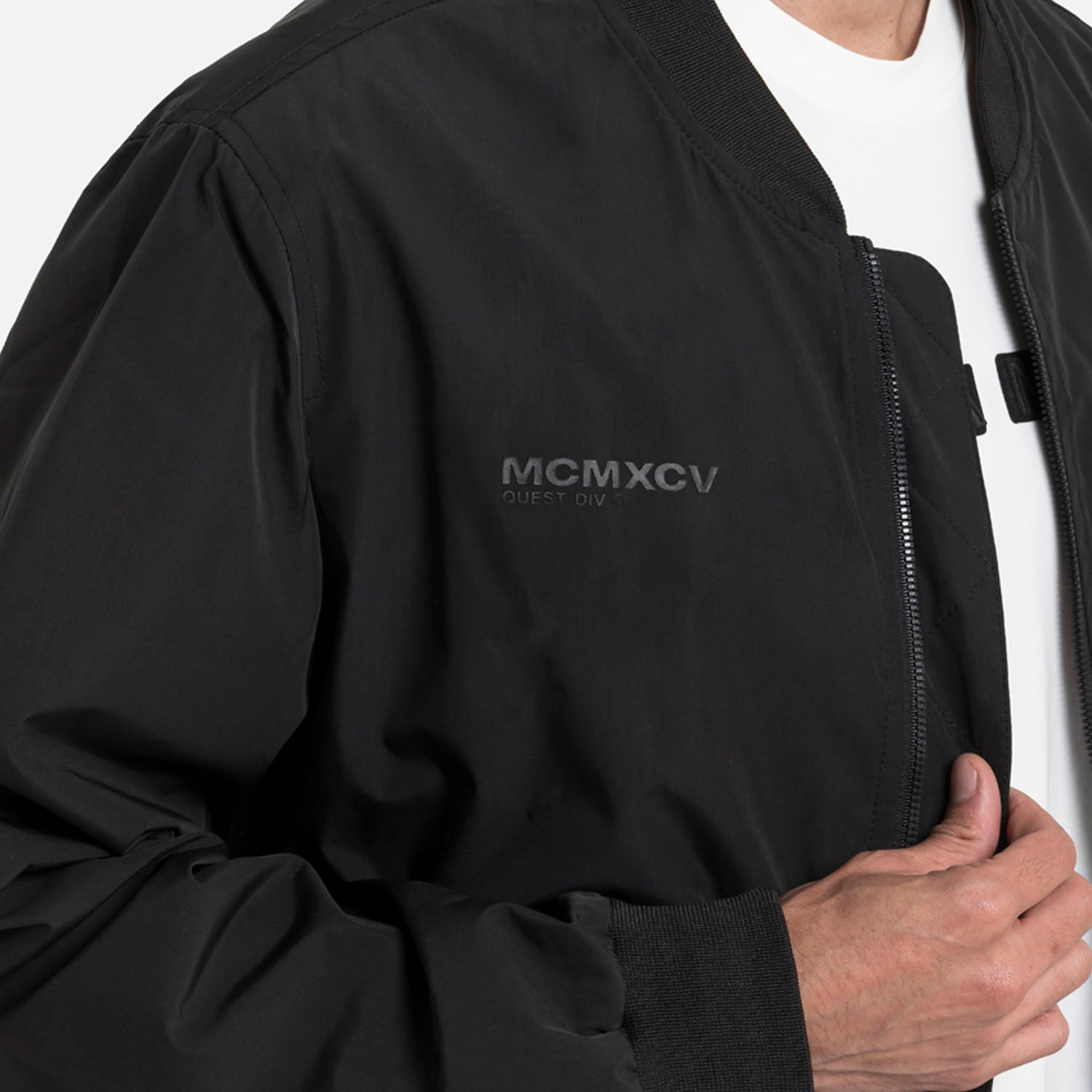 CHAMARRA BOMBER COLOR NEGRO