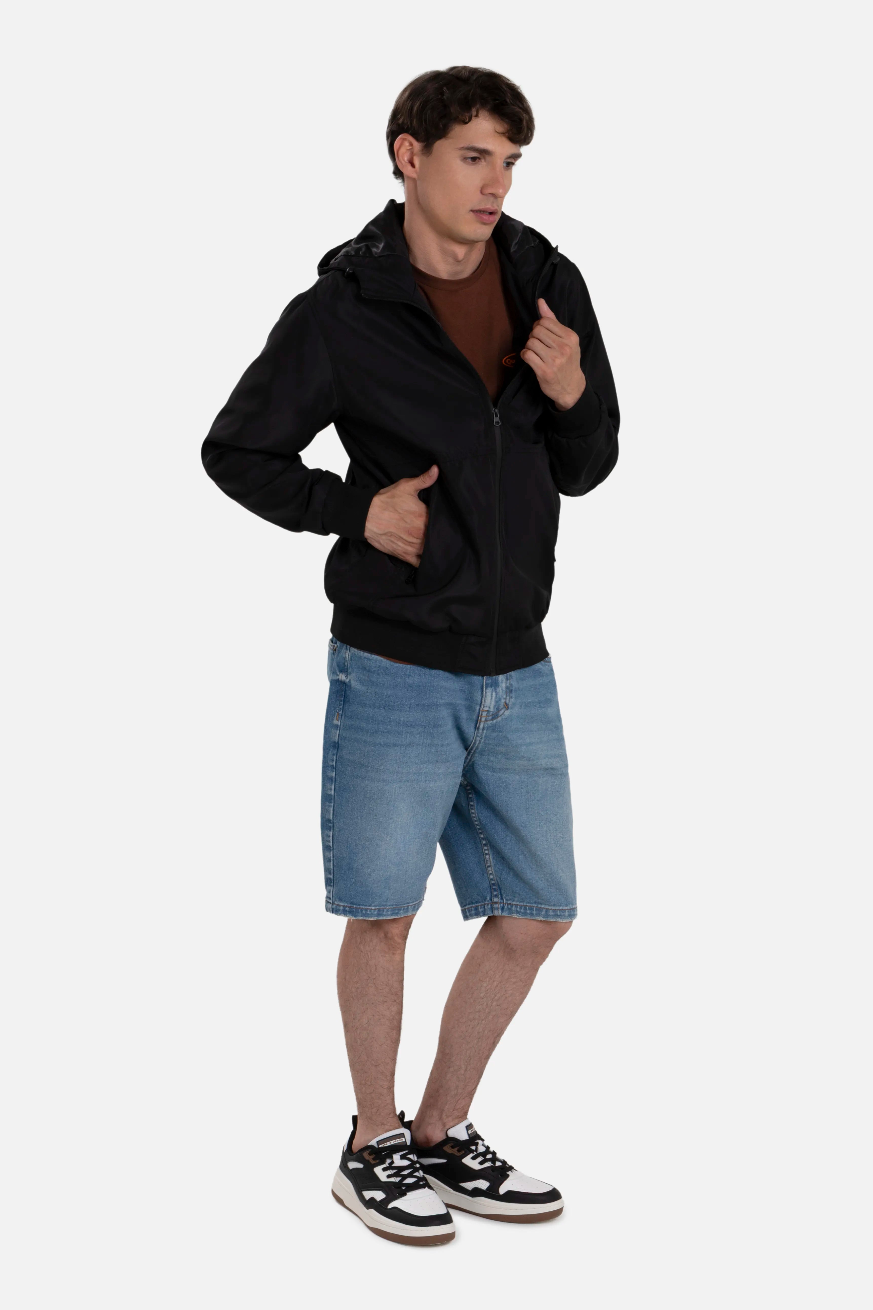 CHAMARRA ROMPEVIENTOS COLOR NEGRO