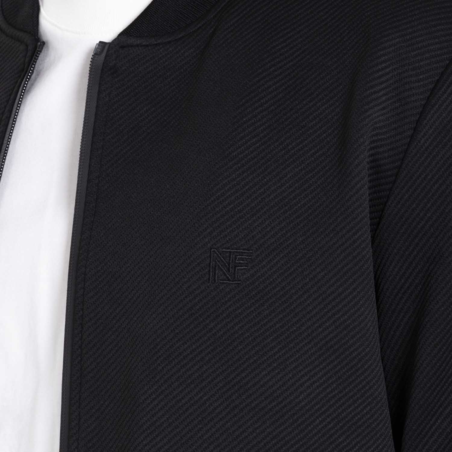 CHAMARRA BOMBER COLOR NEGRO