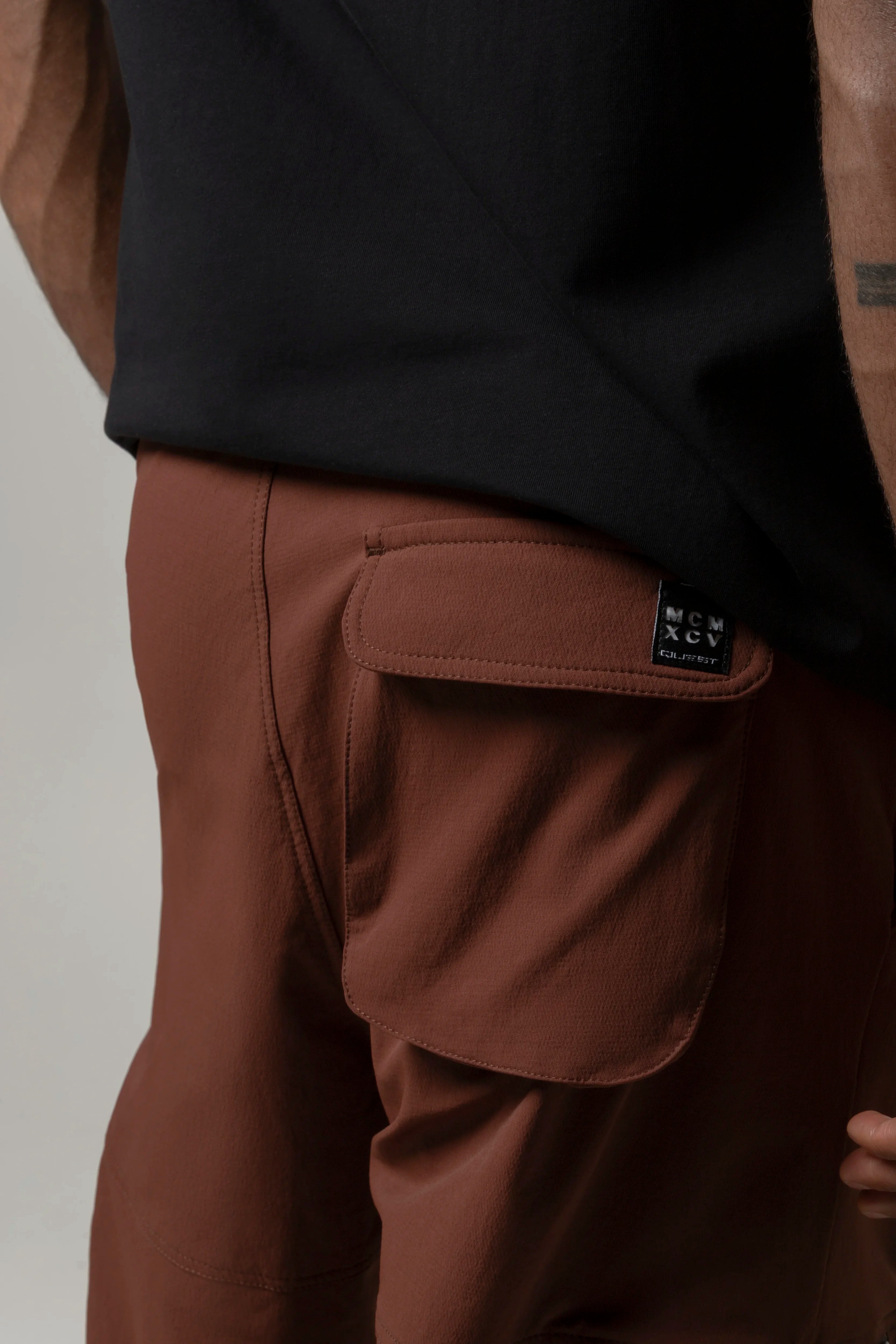 PANTALON SUDADERA COLOR BRUNETTE
