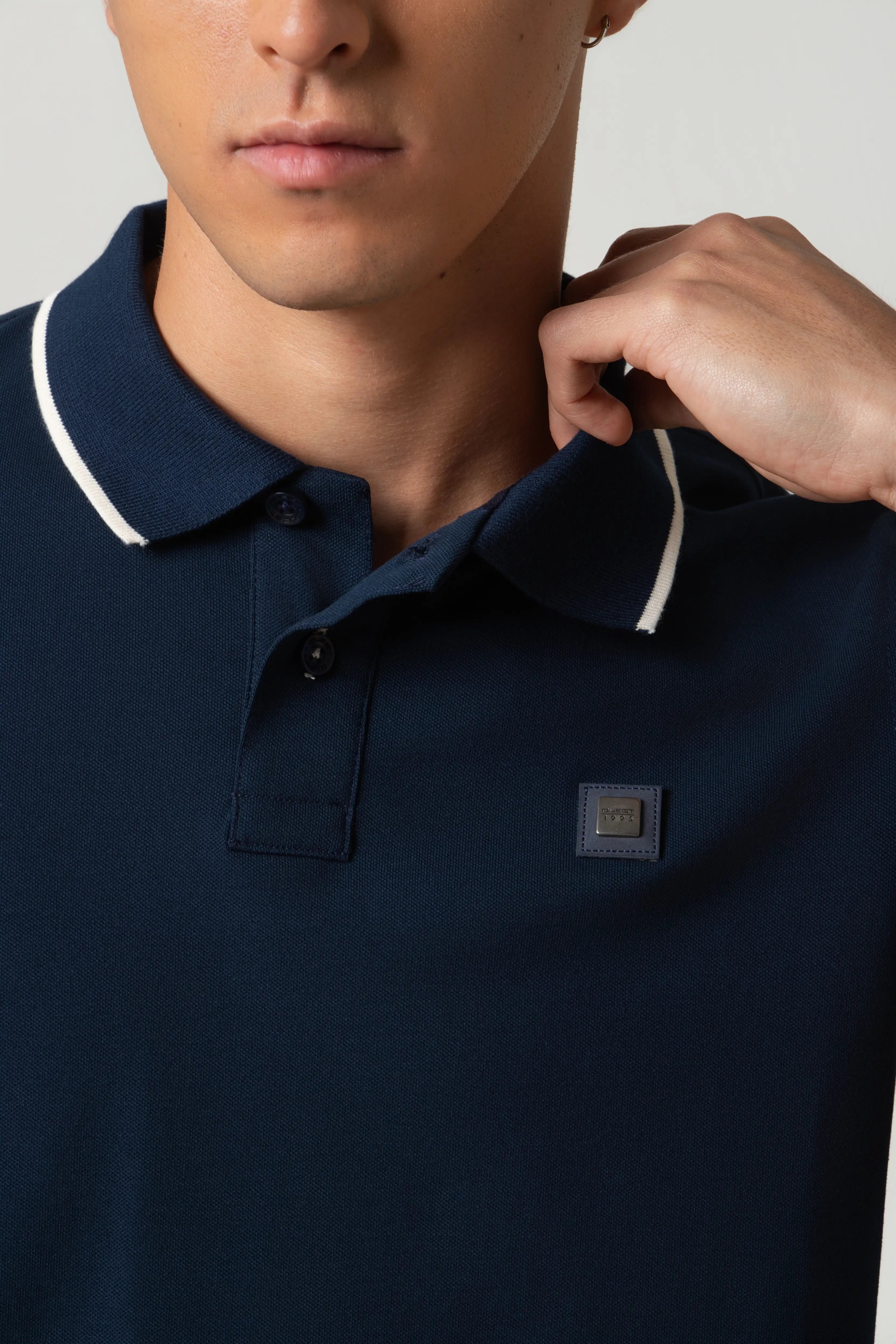 POLO TIPPING COLOR AZUL OSCURO-WHITECAP GRAY