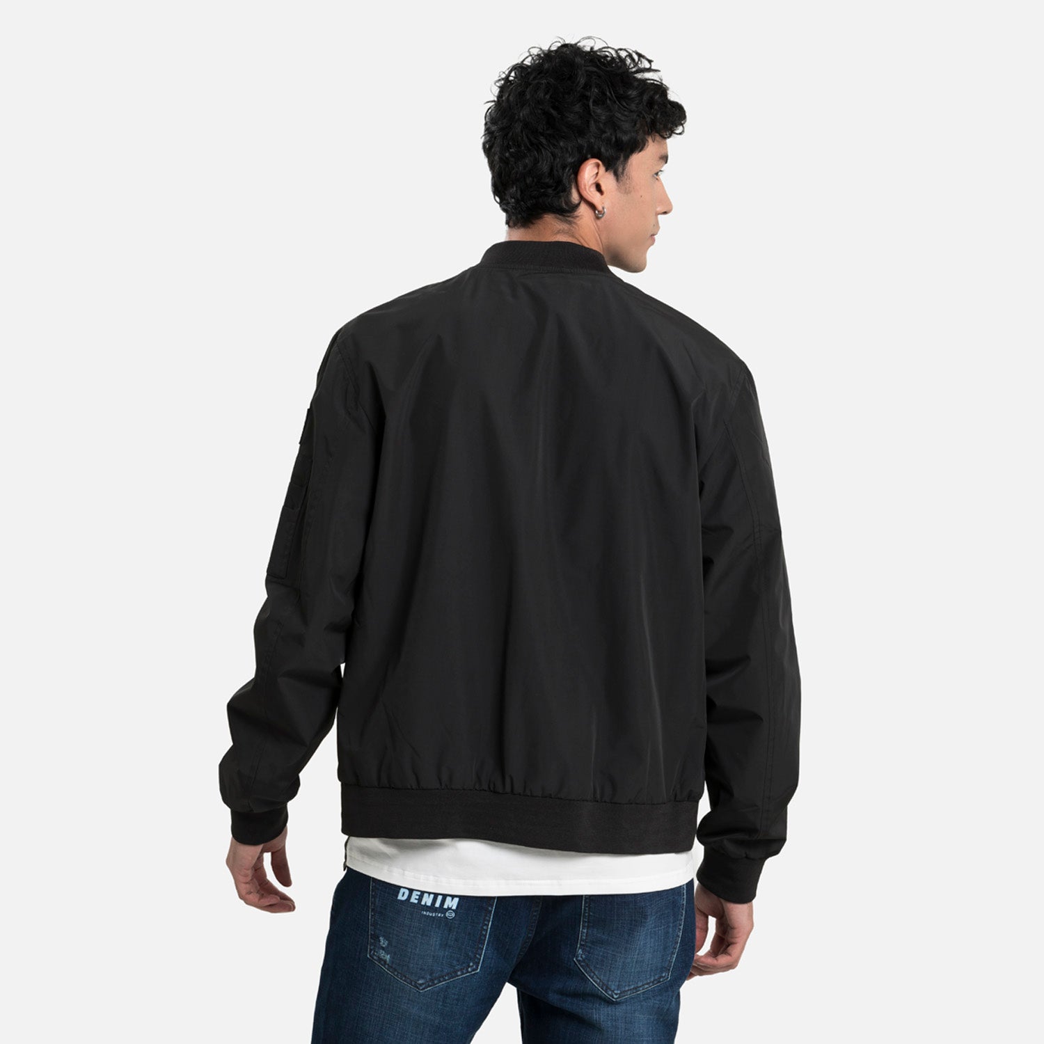 CHAMARRA BOMBER COLOR NEGRO