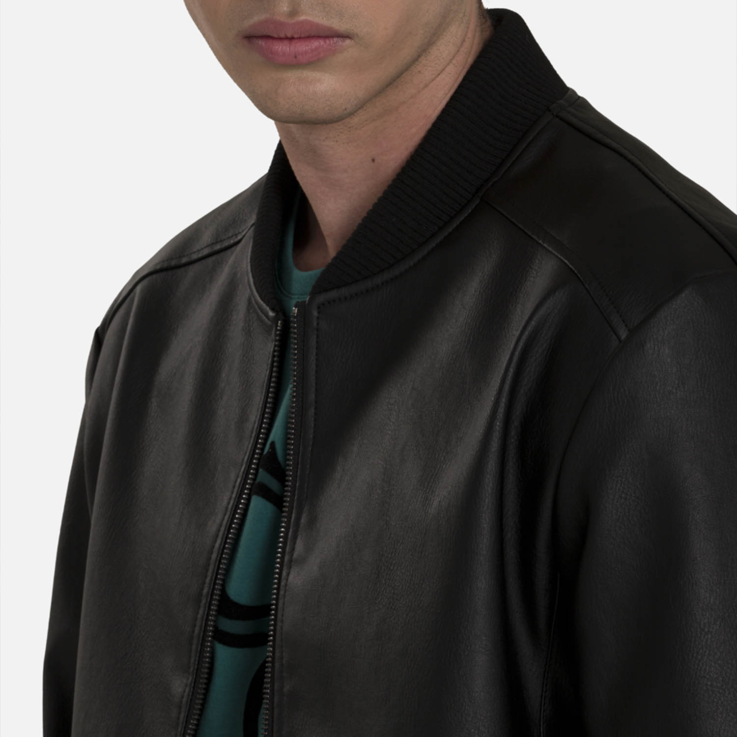 CHAMARRA BOMBER COLOR NEGRO