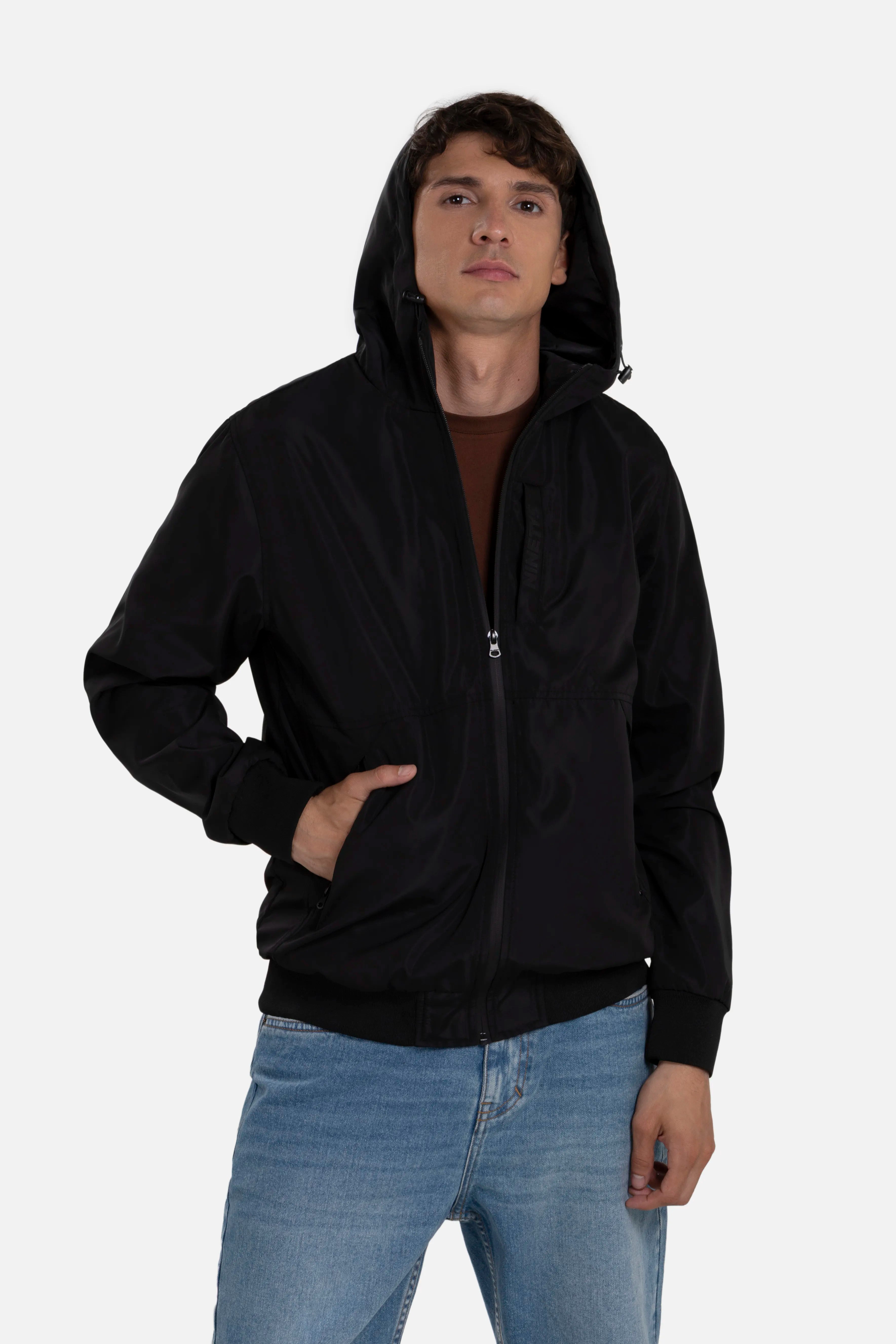 CHAMARRA ROMPEVIENTOS COLOR NEGRO