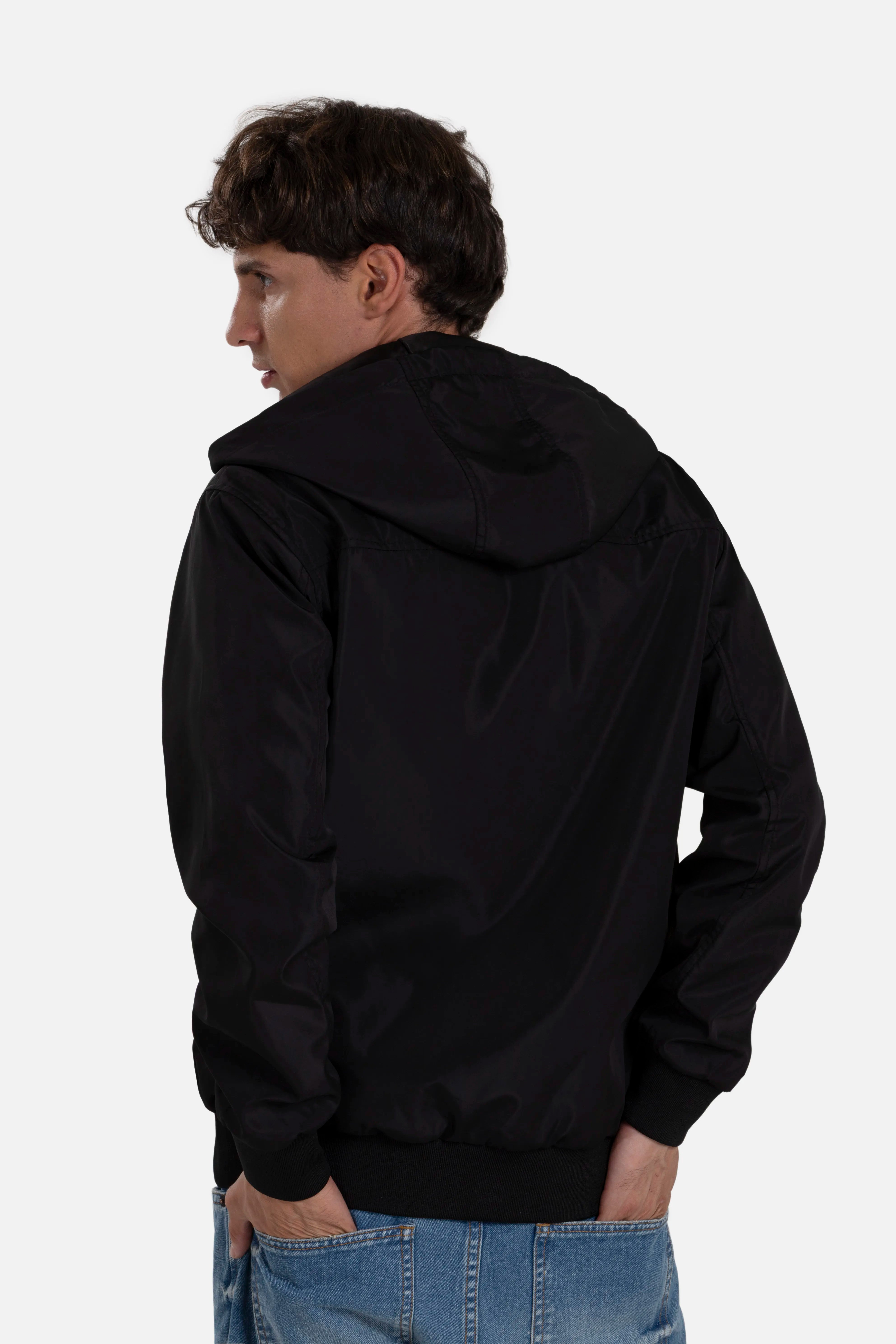 CHAMARRA ROMPEVIENTOS COLOR NEGRO